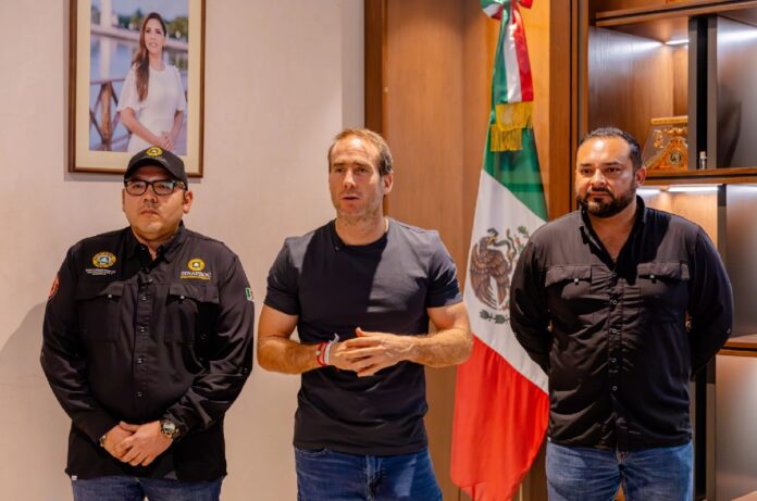 Diego Castañón Trejo anuncia el cese de nueve servidores públicos por actos de corrupción, acompañado por los directores de Protección Civil y Fiscalización, durante un mensaje oficial en el Palacio Municipal de Tulum.