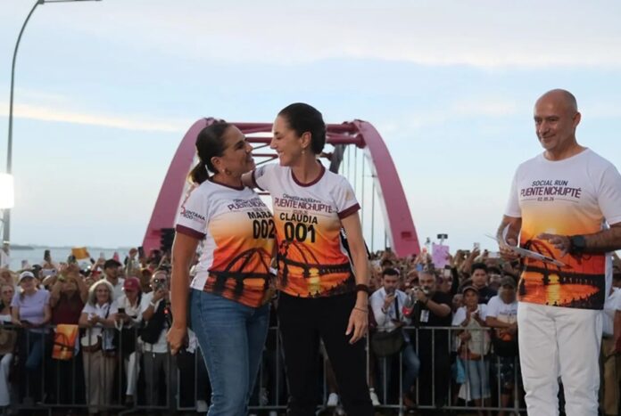 Claudia Sheinbaum encabeza la inauguración del Puente Nichupté acompañada por autoridades de Quintana Roo en Cancún.