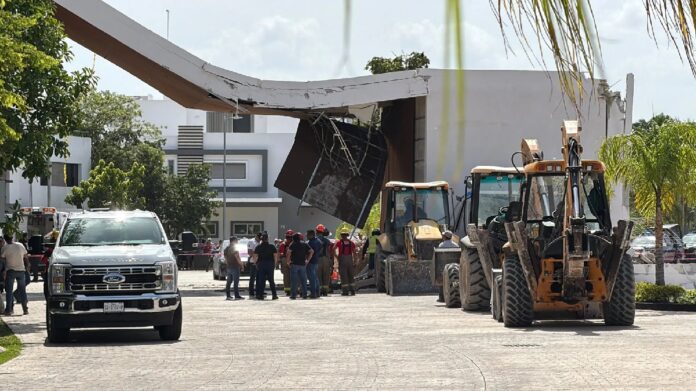 Equipos de rescate trabajan entre escombros tras derrumbe en Residencial Aqua de Cancún.