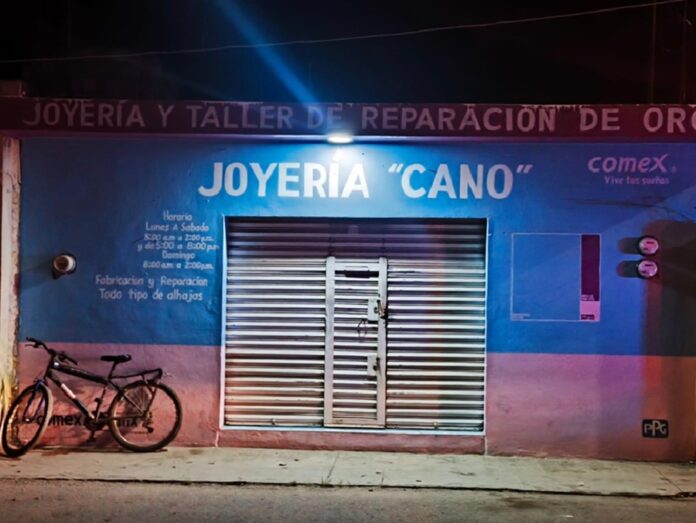 Fachada y puerta metálica de una joyería en José María Morelos tras el violento asalto registrado durante la noche.