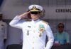 Vicealmirante acusa a Morena de ocultar responsables del huachicol fiscal Vicealmirante Manuel Roberto Farías Laguna saluda durante una ceremonia oficial de la Marina en uniforme blanco y condecoraciones militares.