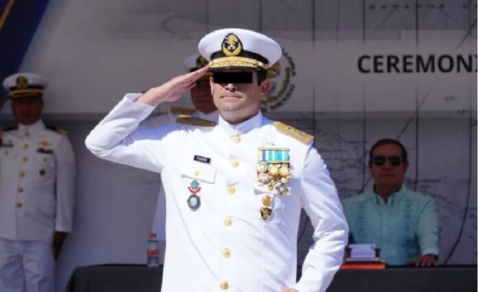 Vicealmirante Manuel Roberto Farías Laguna saluda durante una ceremonia oficial de la Marina en uniforme blanco y condecoraciones militares.