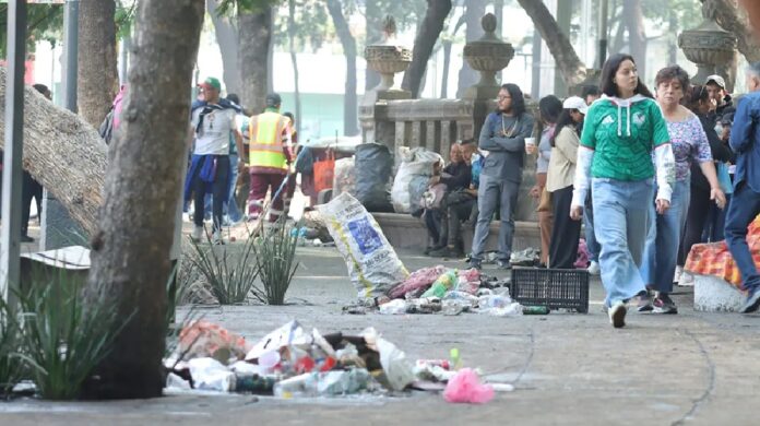Grandes cantidades de basura sobre Paseo de la Reforma tras los festejos por el triunfo de la Selección Mexicana en el Mundial 2026.