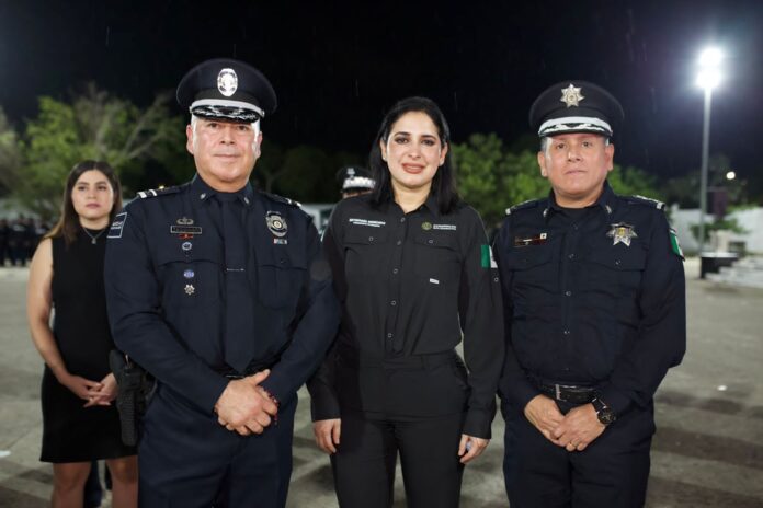 La presidenta municipal Estefanía Mercado junto a elementos de la Secretaría de Seguridad Ciudadana en labores de supervisión de resultados y estrategias de seguridad en Playa del Carmen.