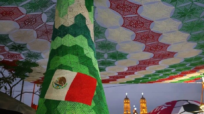 Vista aérea de una serpiente tejida inspirada en la tradición mesoamericana que recorre un andador decorado para recibir visitantes del Mundial 2026 en Zapopan.