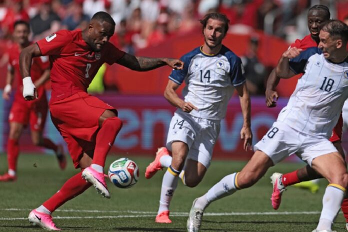 Cyle Larin celebra el gol con el que Canadá empató ante Bosnia y consiguió su primer punto histórico en un Mundial.