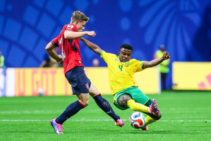 Jugador de Sudáfrica disputa el balón con un futbolista de República Checa durante el empate 1-1 en la fase de grupos del Mundial 2026.