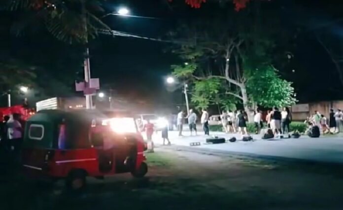 Habitantes de Leona Vicario bloquean el acceso principal de la comunidad durante una protesta por las fallas en el suministro de energía eléctrica.