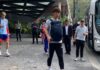 Japón es recibido en Monterrey con tráfico y lluvia torrencial Jugadores de la Selección de Japón descienden del autobús frente a un hotel en Monterrey para dirigirse a desayunar antes del entrenamiento de este miércoles 3 de junio.