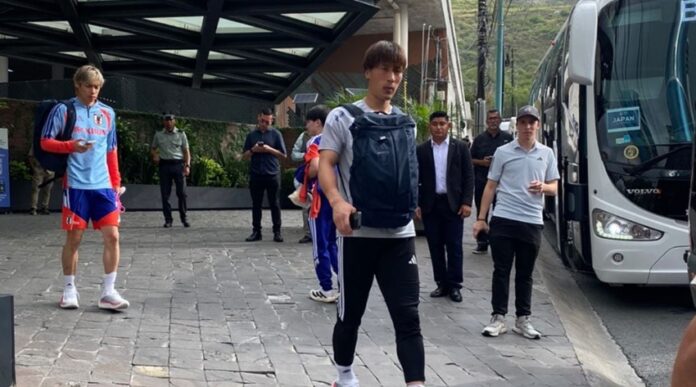 Jugadores de la Selección de Japón descienden del autobús frente a un hotel en Monterrey para dirigirse a desayunar antes del entrenamiento de este miércoles 3 de junio.