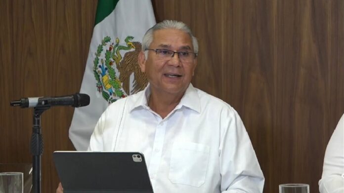 Raciel López Salazar presenta los nuevos protocolos de actuación contra la extorsión durante una conferencia en Quintana Roo.