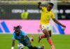 Colombia rompe el muro congoleño y asegura su boleto a la siguiente ronda Jugador de Colombia con uniforme amarillo disputa el balón ante un futbolista de República Democrática del Congo durante el partido del Grupo K del Mundial 2026, en un encuentro marcado por la intensidad física y la lucha por la clasificación.