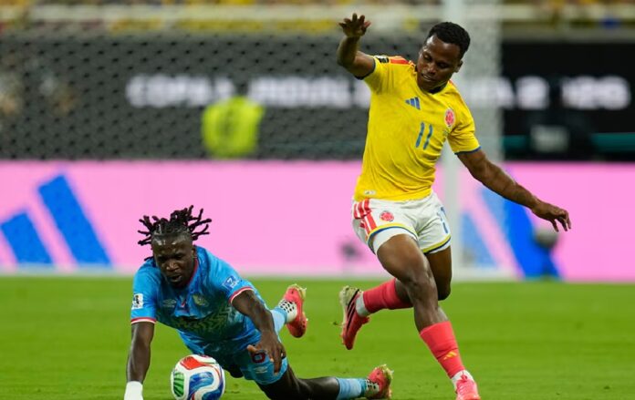 Jugador de Colombia con uniforme amarillo disputa el balón ante un futbolista de República Democrática del Congo durante el partido del Grupo K del Mundial 2026, en un encuentro marcado por la intensidad física y la lucha por la clasificación.
