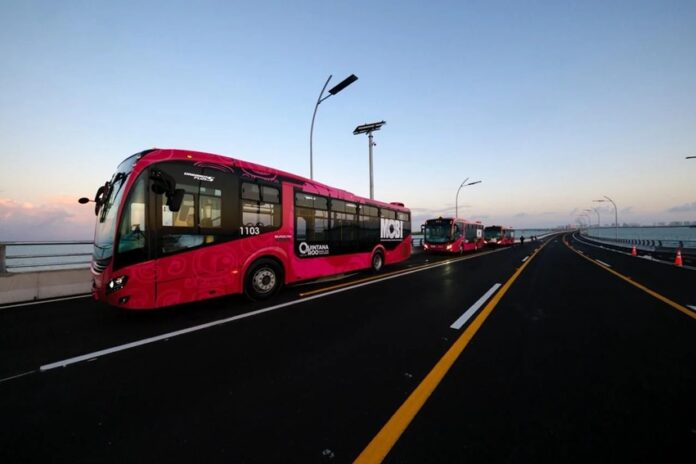 Unidad del sistema MOBI realiza pruebas con pasajeros sobre el Puente Nichupté en Cancún.