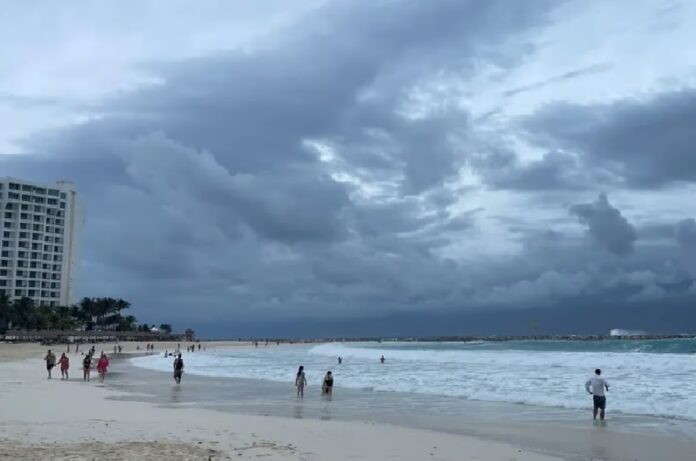 Cielo nublado sobre Cancún durante una jornada con altas temperaturas y pronóstico de lluvias eléctricas.
