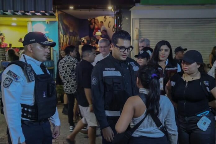 Personal del DIF y policías turísticos realizan operativo contra trabajo infantil en la Quinta Avenida de Playa del Carmen.