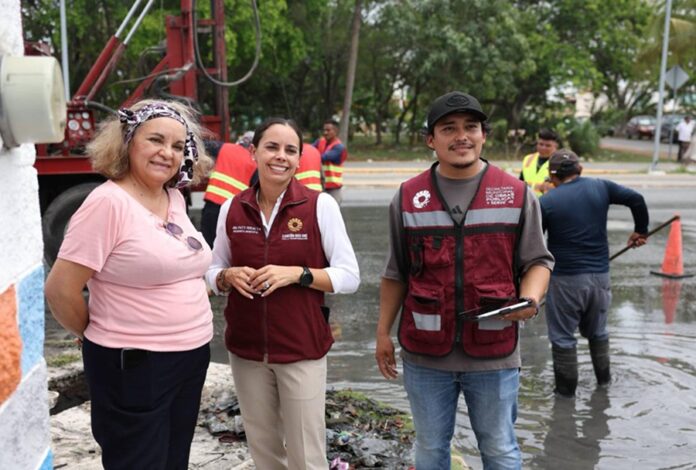 Ana Paty Peralta supervisa trabajos de desazolve y limpieza de pozos de absorción en la Supermanzana 505 de Cancún.