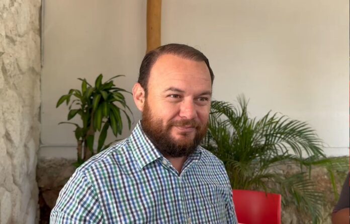 Heyden Cebada Rivas, magistrado presidente del Poder Judicial de Quintana Roo, durante una entrevista sobre la implementación del nuevo Juzgado Civil y Familiar Oral en Playa del Carmen.