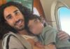 Marc Cucurella convierte el Mundial en una voz por la inclusión Marc Cucurella sostiene en brazos a su hijo Mateo durante un vuelo