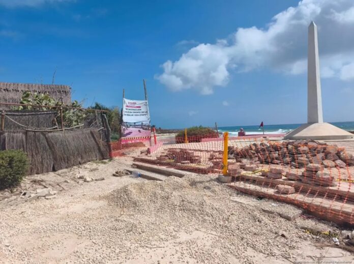 Trabajos de mejoramiento en el Malecón Caribe de Isla Mujeres como parte del proyecto de renovación impulsado por el Ayuntamiento.