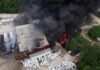 Incendio consume bodega junto a gasolinera y moviliza a cuerpos de emergencia en Cancún Vista aérea del incendio que consume una bodega cercana a una gasolinera sobre la avenida José López Portillo, en la colonia Tres Reyes de Cancún.