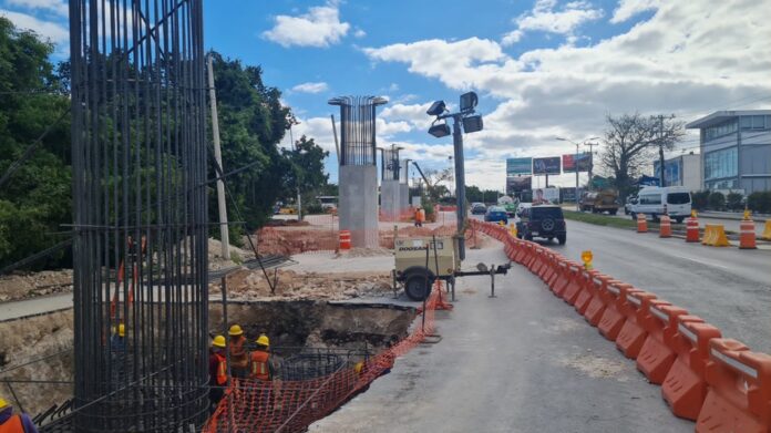 Trabajadores realizan labores de construcción en una obra de infraestructura en Quintana Roo, mientras la CMIC impulsa una mayor participación de empresas locales en licitaciones públicas.