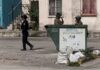 Hallan cuerpo decapitado y cabeza en contenedor de basura en Cancún Elementos de seguridad resguardan la zona donde fue localizado un cuerpo decapitado en Villas Otoch Paraíso, Cancún.