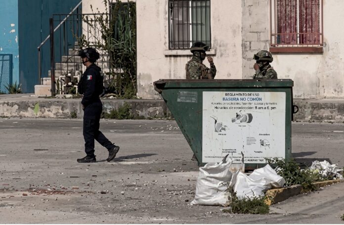 Elementos de seguridad resguardan la zona donde fue localizado un cuerpo decapitado en Villas Otoch Paraíso, Cancún.