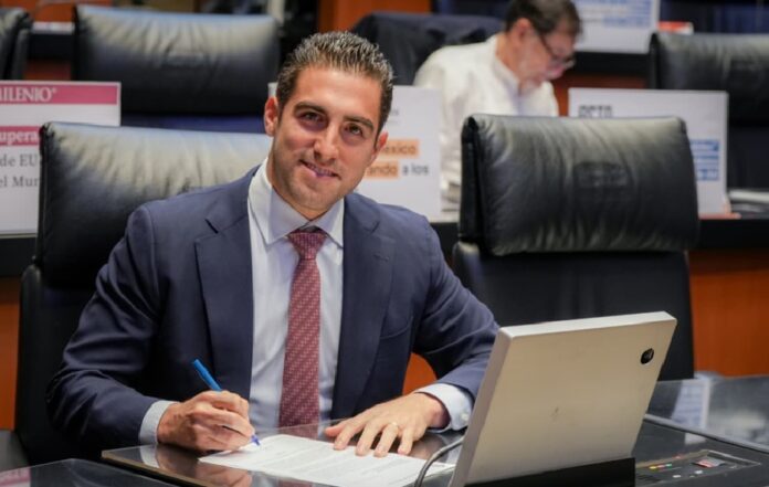 El senador Eugenio Gino Segura durante una sesión legislativa tras anunciar su licencia para separarse temporalmente del Senado.