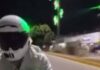 “Sniper” siembra miedo en Puebla: así opera el tirador de la Atlixcáyotl Motociclista circula sobre la Vía Atlixcáyotl mientras un rayo láser verde apunta hacia la vialidad durante los ataques investigados en Puebla.