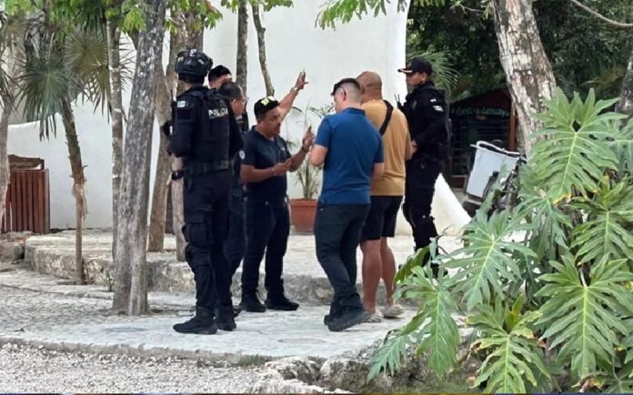 Elementos policiacos resguardan el Hotel Holistika en la colonia La Veleta de Tulum tras el asalto armado registrado el 15 de junio de 2026.