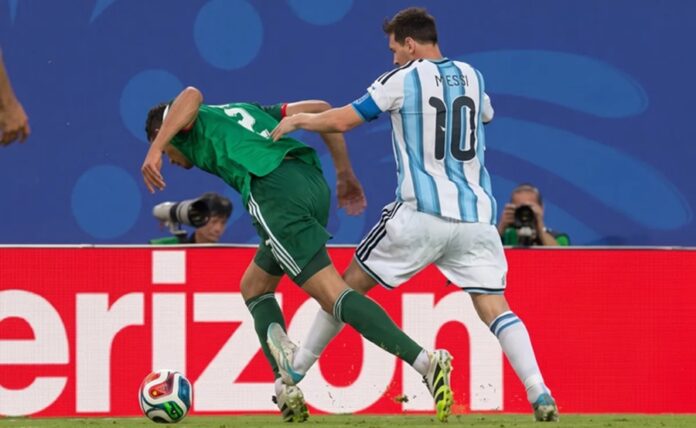 Lionel Messi comete una fuerte entrada con los tapones altos sobre Aïssa Mandi durante el partido Argentina vs Argelia en el Mundial 2026.