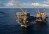 Precio del petróleo se desploma tras reapertura del estrecho de Ormuz Plataforma petrolera marina de extracción de crudo en aguas abiertas, para la producción energética y el abastecimiento de petróleo.