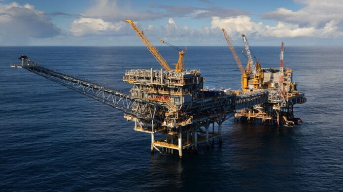Plataforma petrolera marina de extracción de crudo en aguas abiertas, para la producción energética y el abastecimiento de petróleo.