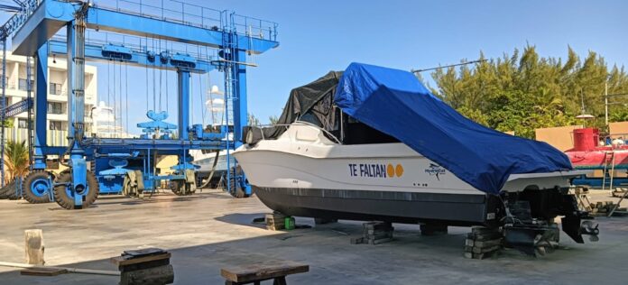 Embarcación permanece resguardada en una marina de Cancún, mientras autoridades mantienen vigilancia contra operaciones irregulares dentro de áreas naturales protegidas.