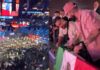 De Hermosillo para el mundo: Karim López llega a la NBA con el aplauso de Carín León A la izquierda, vista panorámica del recinto con la ceremonia en desarrollo. A la derecha, el cantante Carín León acompaña al basquetbolista mexicano Karim López mientras sostiene una bandera de México.