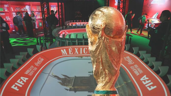 Trofeo original de la Copa Mundial de la FIFA exhibido en la Ciudad de México previo al arranque del Mundial 2026.