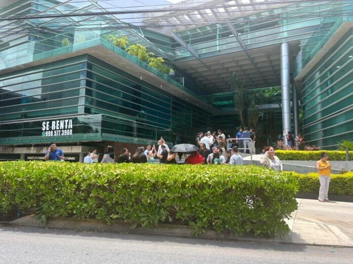 Turistas y trabajadores evacúan un hotel en Cancún tras el sismo percibido este lunes en Quintana Roo.