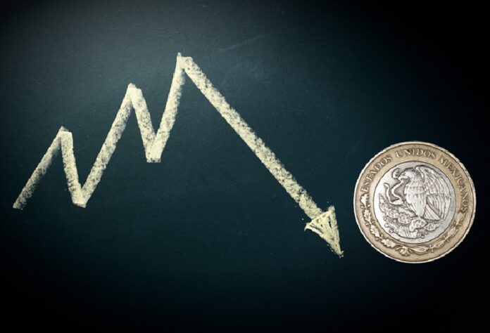 Peso mexicano cae frente al dólar
