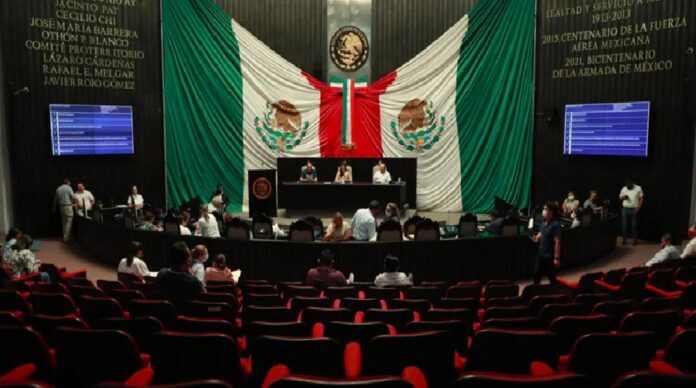 Diputados de Quintana Roo durante sesión legislativa donde se presentó iniciativa para prohibir reelección consecutiva y combatir nepotismo electoral.