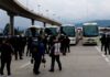 Mundial bajo tensión: CNTE escala protestas y amenaza accesos al aeropuerto Autobuses con maestros y estudiantes normalistas retenidos por policías en un operativo de revisión en la carretera México-Cuernavaca.