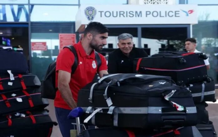 Selección de Irán con equipaje en el aeropuerto.