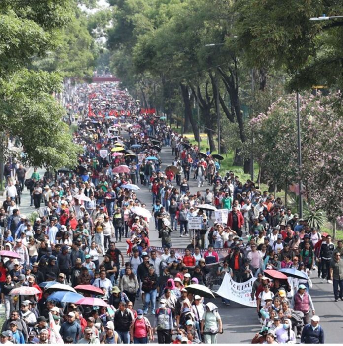 Integrantes de la CNTE marchan sobre Calzada de Tlalpan durante una jornada de protestas que afectó la movilidad en la Ciudad de México.