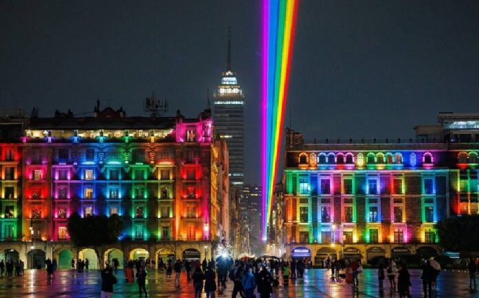 Proyección multicolor de Arcoíris Global ilumina el Centro Histórico de la Ciudad de México desde el Monumento a la Revolución durante las celebraciones del Pride 2026.