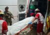 Extranjero enfrenta a presunto asaltante y ambos terminan hospitalizados en Cancún Paramédicos de la Cruz Roja trasladan a uno de los lesionados tras el enfrentamiento entre un extranjero y un presunto asaltante en Cancún.