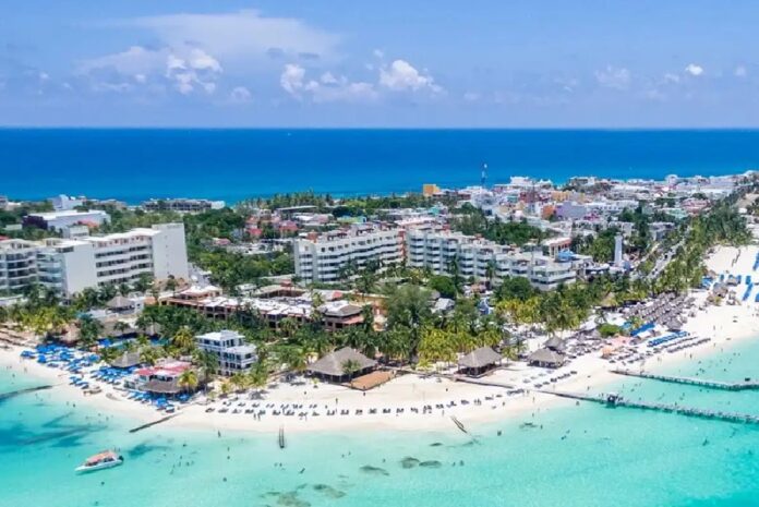 Vista aérea de la zona continental de Isla Mujeres, donde Semarnat autorizó la construcción del hotel Majestic Playa Mujeres.