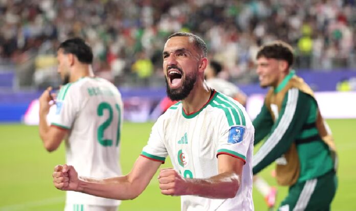 Futbolista de Argelia celebra con emoción la remontada sobre Jordania en la Copa del Mundo 2026.