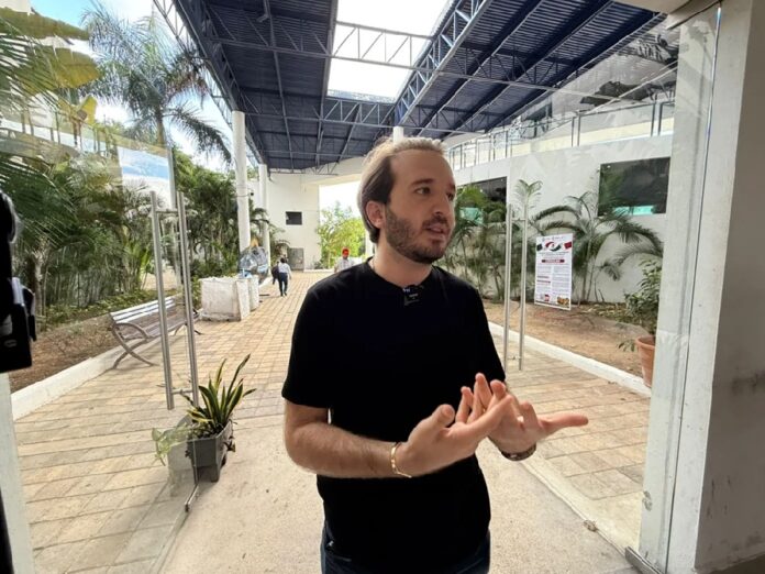 Fernando Muñoz Calero, octavo regidor de Playa del Carmen, ofrece declaraciones sobre posibles apoyos fiscales para empresarios afectados por el recale masivo de sargazo en el destino turístico.