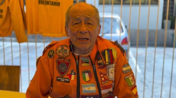 Héctor Méndez, fundador de Topos Aztecas, descansa brevemente durante las labores de rescate en Caracas tras participar en la búsqueda de sobrevivientes entre edificios colapsados.