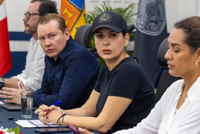 Estefanía Mercado se reúne con notarios y autoridades municipales en Playa del Carmen para coordinar acciones sobre seguridad jurídica y protección patrimonial.